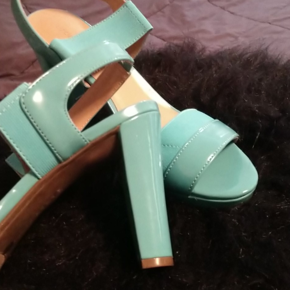 Beautiful Turquoise Patent Heels! - Picture 4 of 10